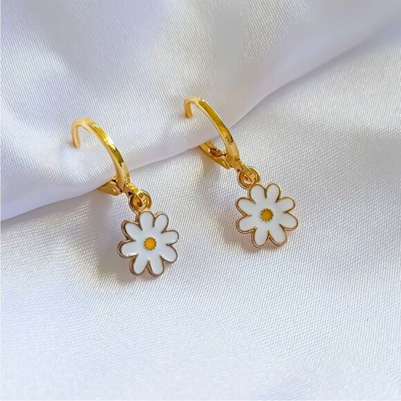 5/$25 Daisy 🌼 Small Earrings - Picture 3 of 3